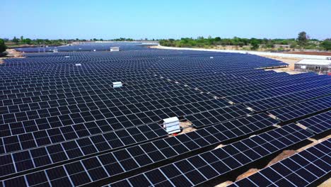 Hermosa-Vista-Ajardinada-De-Donde-Muchos-Módulos-Y-Paneles-Solares-Generan-Energía-Verde-En-La-India