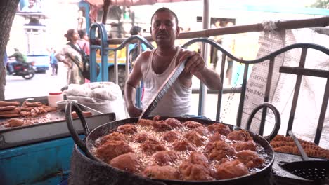 Un-Fabricante-De-Comida-Callejera-Está-Haciendo-Televaza-O-Comida-Callejera-En-La-Carretera