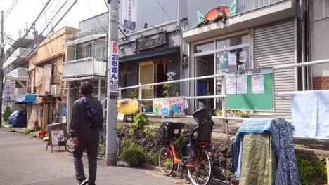 Hombre-Japonés-Caminando-Casualmente-Por-La-Calle-Yanaka-Ginza-En-Tokio,-Japón.