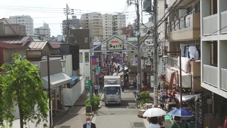 Traditional-Japanese-street-in-Tokyo,-Japan