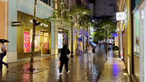 Local-Hong-Kong-people-walking-on-Lee-Tung-Avenue-on-a-rainy-night