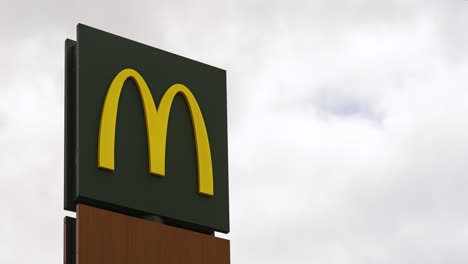 McDonald&#39;s-Zeichen.-Wolken-Ziehen-Vorbei.-Zeitraffer