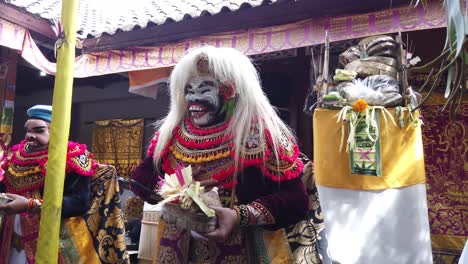 Künstler-Führen-Traditionelles-Maskentanztheater-In-Einer-Balinesischen-Hindu-Zeremonie-Auf,-Bali-Indonesien-Tempel-In-Farbenfrohen-Kostümen,-Topeng