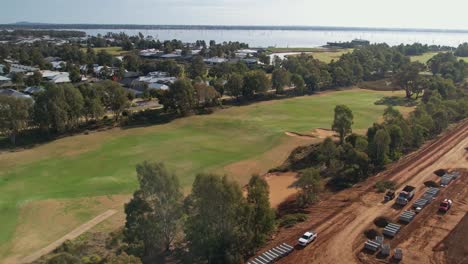 Yarrawonga,-Victoria,-Australia---2-De-Junio-De-2023:-Revelación-Aérea-Del-Lago-Mulwala,-Un-Campo-De-Golf-Y-Movimientos-De-Tierra-En-La-Finca-Silverwoods-En-Yarrawonga-Victoria