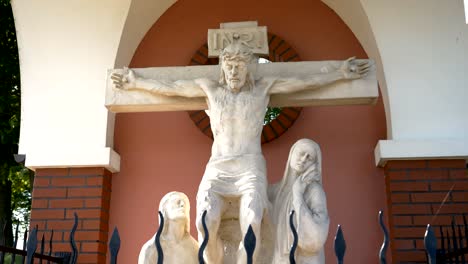 Figur-Von-Jesus-Christus-Ans-Kreuz-Genagelt,-Kreuzweg-In-Gietrzwałd