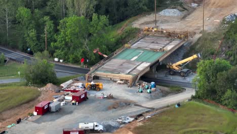 Bau-Einer-Neuen-Autobahnüberführung-In-Den-USA