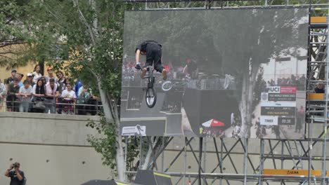 Un-Ciclista-De-BMX-Desafía-La-Gravedad-Y-Ejecuta-Un-Látigo-En-El-Aire-Con-Precisión