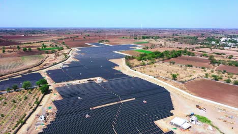 Mitten-In-Dörfern-In-Indien-Steht-Ein-Sehr-Großer-Solarpark,-Der-Grüne-Energie-Erzeugt