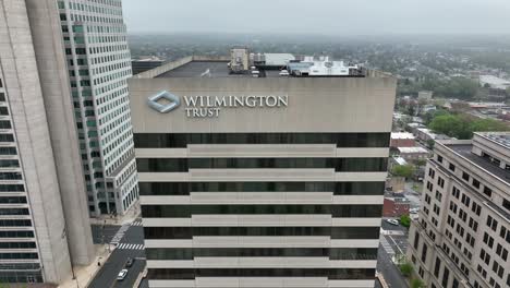 Toma-Aérea-En-Ascenso-Del-Edificio-De-Confianza-De-Wilmington-En-Delaware