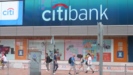 Fußgänger-Gehen-An-Der-Amerikanischen-Multinationalen-Investmentbank,-Citibank-Oder-Citi,-Filiale-In-Hongkong-Vorbei