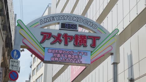 Vista-Cercana-Del-Arco-De-Entrada-Al-Callejón-De-La-Tienda-De-Dulces-Ameyoko,-Ameya-Yokocho,-Que-También-Es-Un-Reloj