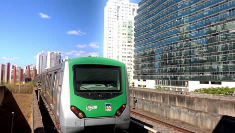Metro-Llegando-A-La-Estación-En-Brasilia,-Brasil
