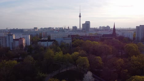 Luftaufnahme-über-Dem-Volkspark-Friedrichshain-Mit-Herbstlaub,-Blick-Auf-Das-Berliner-Stadtbild