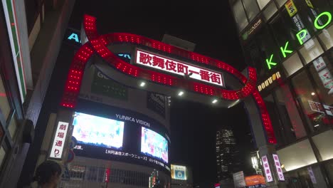 LKW-Links-Vom-Eingang-Zu-Kabukicho,-Japans-Größtem-Ausgehviertel,-Schild-Mit-Neonlichtern-Und-Werbung