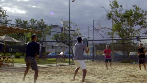 Vier-Männer-Spielen-Beach-Tennis