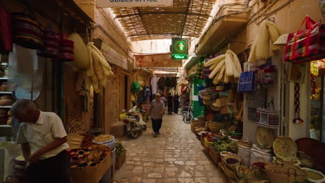 Spaziergang-Durch-Den-Schmalen-Weg-Auf-Dem-Markt-Entlang-Der-Stände,-An-Denen-Lokales-Kunsthandwerk-In-Ghardaia,-Algerien,-Verkauft-Wird