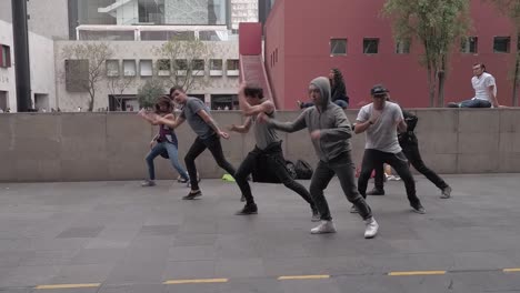 Gruppe-Internationaler-Freunde,-Die-Synchron-Urban-Hip-Hop-Tanzen