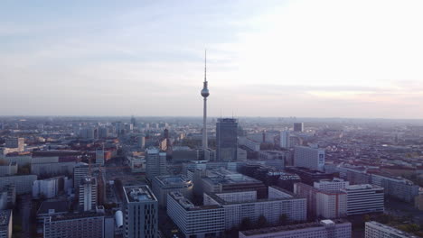 Erstellen-Einer-Luftaufnahme,-Die-Den-Alexanderplatz,-Den-Berliner-Fernsehturm-Und-Die-Skyline-Der-Stadt-Während-Der-Blauen-Stunde-Umkreist