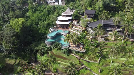 Cretya-Ubud-Jungle-Day-Club-En-Bali,-En-Medio-De-Terrazas-De-Arroz-Y-Un-Exuberante-Bosque-Tropical