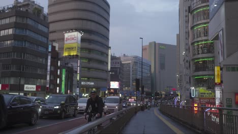 Hauptverkehrszeit-Am-Frühen-Abend-In-Shinjuku-Mit-Langsam-Fließendem-Verkehr