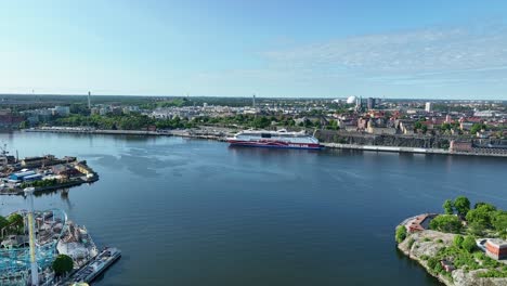 Crucero-Viking-Line-Amarrado-En-Estocolmo,-Suecia,-Antes-De-Partir-Hacia-Mariehamn,-Turku,-Helsinki-Y-Tallin-En-Finlandia-Y-Escocia.