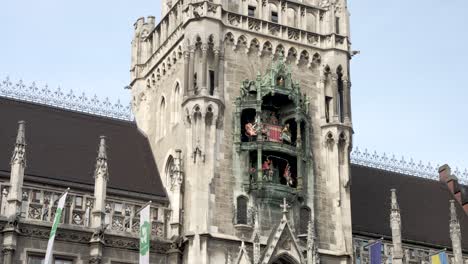 Rathaus-Glockenspiel-clock-tower-telephoto-close-up-facade-in-Munich,-day
