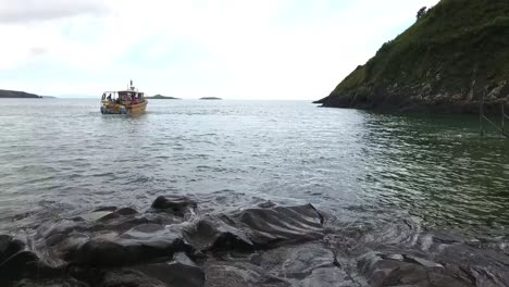 Ferry-Saliendo-De-Porth-Meudwy-En-Su-Camino-A-La-Isla-Bardsey-Con-Las-Islas-Gwylan-A-La-Vista-En-La-Península-De-Llyn-En-El-Norte-De-Gales.