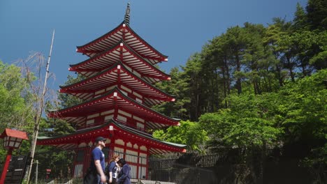 Mano-De-La-Pagoda-Chureito-En-Un-Día-Claro-Fujiyoshida-En-La-Prefectura-De-Yamanshi-Japón-Parque-Arakura-Sengen