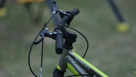 Una-Bicicleta-Como-Regalo-Con-Una-Cinta-Verde-Atada-Al-Sillín