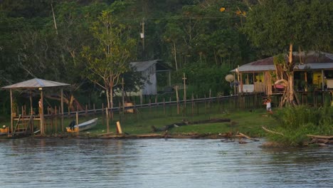 Eingeborener-Des-Amazonas-Regenwaldes,-Der-In-Einem-Holzhaus-Am-Fluss-Lebt