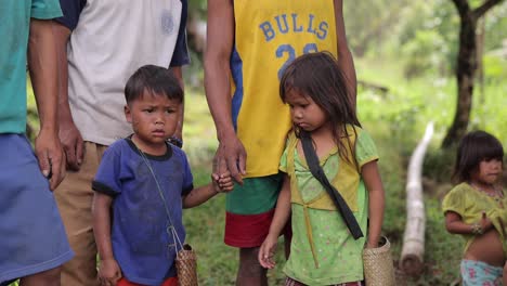 Traurige-Asiatische-Familienarmut-Junge-Und-Mädchen-Leben-In-Einem-Kleinen-Dorf-In-Den-Bergen-Armer-Ethnischer-Philippinen