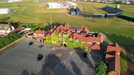 Vorbereitungen-Für-Das-Open-2023-Im-Royal-Liverpool-Golf-Club,-Wirral,-Großbritannien-–-Drohnen-Clubhaus-Aus-Der-Luft-–-Slow-Dronie,-Kurs--Und-Gelände-Enthüllung