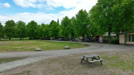 Parque-Y-área-De-Juegos-Cercado-Fuera-De-Junibaken-Cuento-De-Hadas-Y-Museo-De-Libros-De-Cuentos-Para-Niños-En-Estocolmo-Djurgarden-Suecia