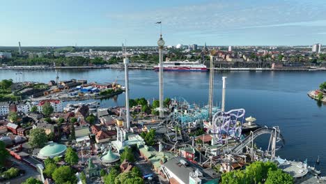 Vista-única-De-Grona-Lund-Tivoli-Y-El-Parque-De-Atracciones-En-Estocolmo,-Suecia.