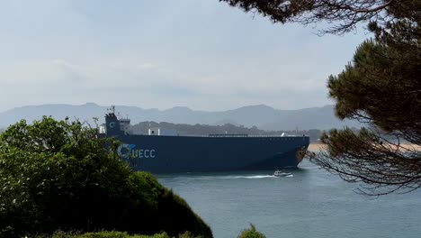 Plano-General-Del-Barco-De-La-UECC-Entrando-Al-Puerto-De-La-Ciudad-De-Santander-Durante-El-Día-Soleado---En-El-Fondo-De-La-Cordillera-En-España