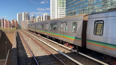 metro-leaving-the-station-in-Brasil