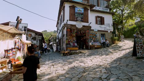 Gepflasterte-Straßenszene-Im-Türkischen-Dorf-Mit-Lokalen-Handgefertigten-Souvenirs