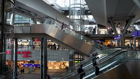 Escaleras-Mecánicas-Plateadas-De-Varios-Niveles-En-La-Estación-Central-De-Berlín