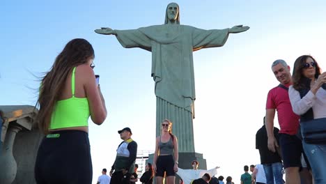 Multitud-De-Turistas-Frente-A-Los-Lugares-Emblemáticos-De-La-Estatua-Del-Cristo-Redentor