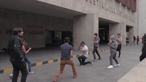 Un-Grupo-Joven-De-Gente-Diversa-Realizando-Una-Danza-Urbana-Coreografiada-En-La-Calle