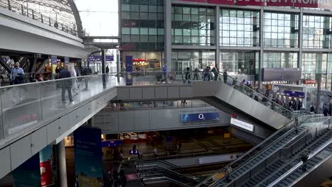 Im-Berliner-Hauptbahnhof-Auf-Der-Oberen-Ebene-Mit-Blick-über-Das-Geländer-Auf-Treppenhaus-Und-Rolltreppe