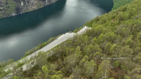 Touristen-Fotografieren-Den-Geiranger-Fjord-In-Ornesvingen,-Aussichtspunkt-Eagles-Road-–-Luftaufnahme-Mit-Nach-Oben-Geneigter-Ansicht-Während-Des-Monats-Mai-In-Geiranger