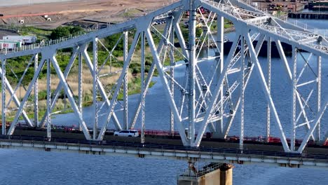 Luftaufnahme-Des-Verkehrs-Auf-Der-Außenbrücke,-Die-New-York-Und-New-Jersey-Verbindet