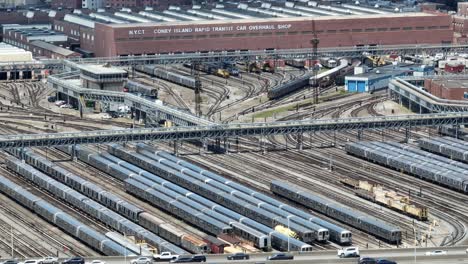 El-Taller-De-Reparación-De-Automóviles-De-Tránsito-Rápido-De-Coney-Island,-O-Complejo-De-Coney-Island,-Es-El-Patio-De-Tránsito-Rápido-Más-Grande-De-Nueva-York.