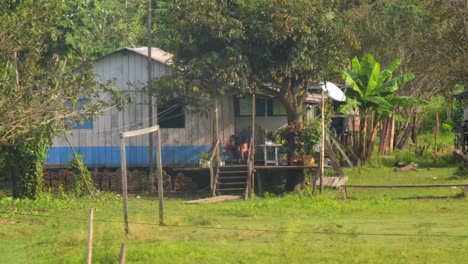Niños-Indígenas-Amazónicos-En-Una-Casa-De-Madera-En-Medio-Del-Río-De-La-Selva-Amazónica,-Brasil