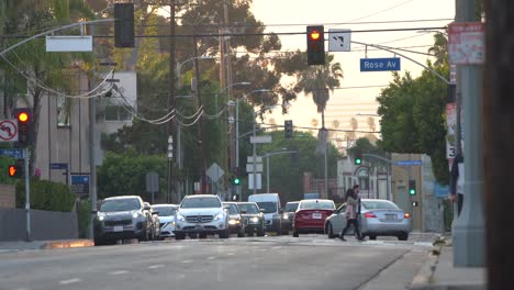 Los-Coches-Circulan-Por-Una-Carretera-Muy-Transitada.