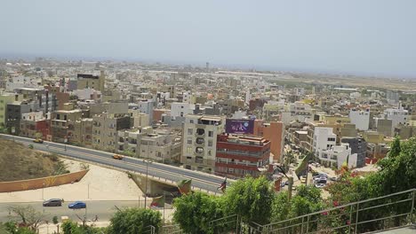 Vista-Del-Paisaje-Urbano-Con-El-Océano-Atlántico-Al-Fondo,-En-Dakar,-Senegal