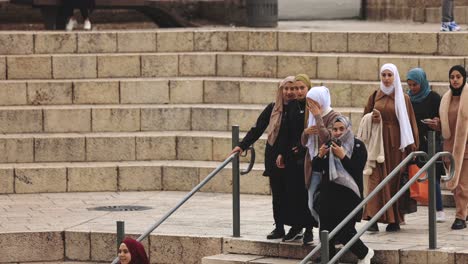 Mujeres-Musulmanas-Caminando-En-La-Ciudad-Del-Medio-Oriente