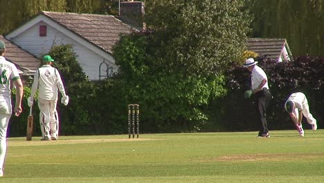 Zwei-Englische-Mannschaften-Treten-In-Einem-Cricketspiel-Im-Vereinigten-Königreich-Gegeneinander-An