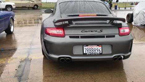 Coche-Porsche-Estacionado-Bajo-La-Lluvia